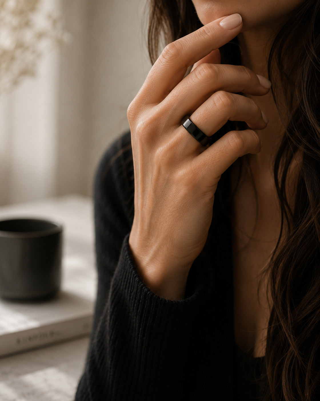 Woman wearing the Kayza PRO black smart ring on her index finger